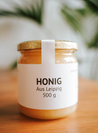 Honigglas 500g auf einem Tisch